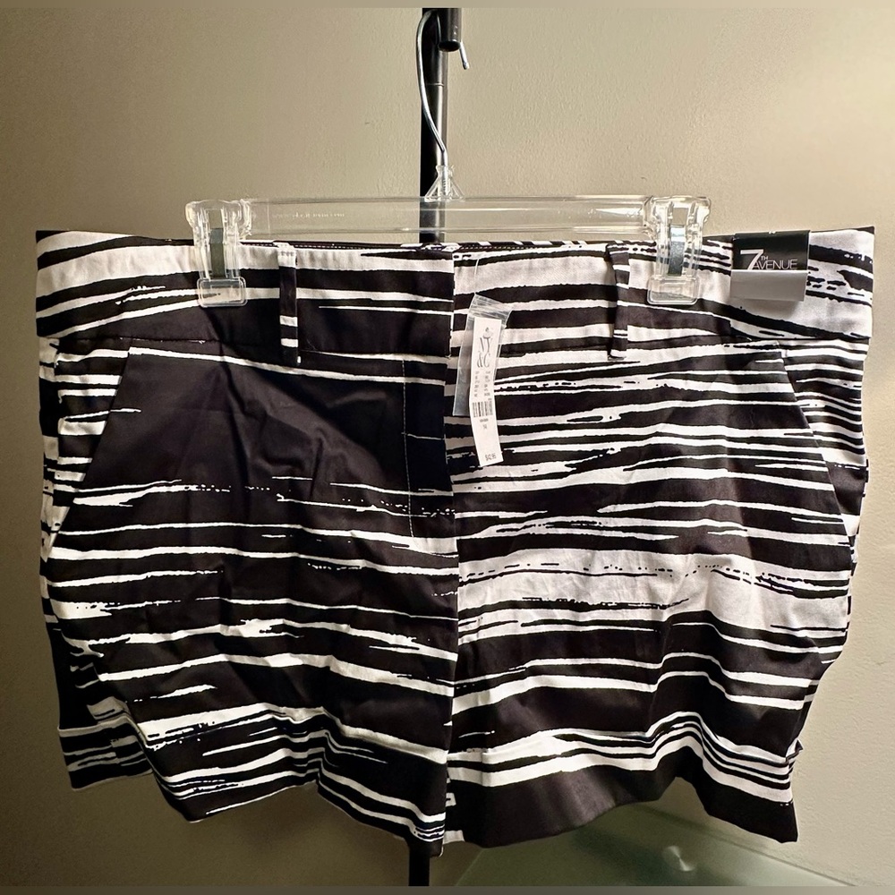 NY&Co size 14 stretch black & white shorts
4”short sits just below waist